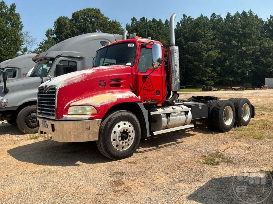 2004 MACK CX (VISION) T/A TANDEM AXLE DAY CAB TRUCK TRACTOR VIN: 1M1AE06Y14N021046