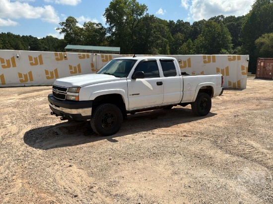 2007 CHEVROLET 2500 HD CLASSIC EXTENDED CAB 4X4 PICKUP VIN: 1GCHK29U57E197842
