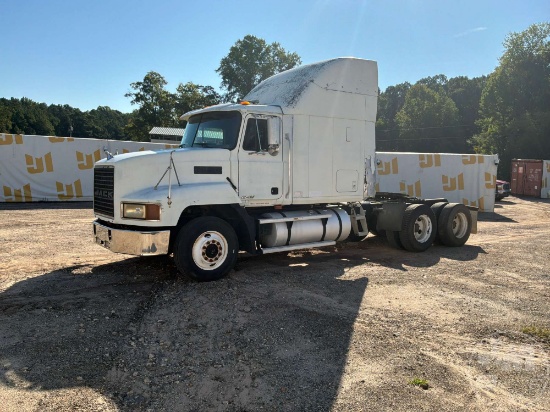 2000 MACK CH TANDEM AXLE TRUCK TRACTOR VIN: 1M1AA18Y5YW123061