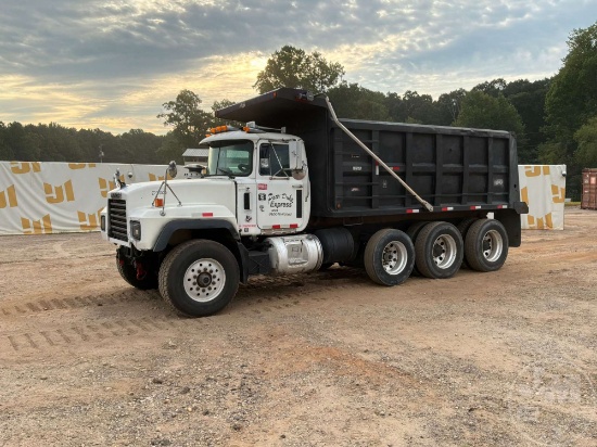 2001 MACK RD TRI-AXLE DUMP TRUCK VIN: 1M2P267CX1M057467