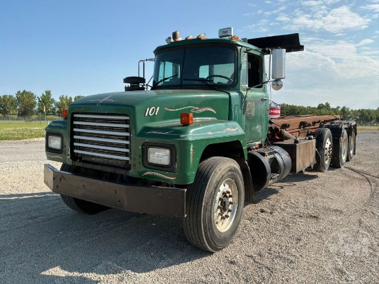 1999 MACK RD688S TRI ROLL OFF TRUCK VIN: 1M2P267C5XM043842