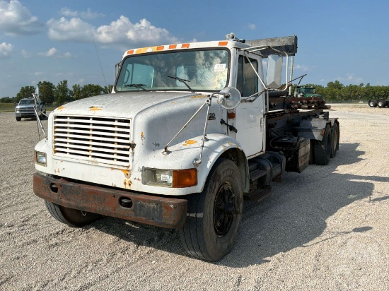 1999 INTERNATIONAL 4900 T/A ROLL OFF TRUCK VIN: 1HTSHAAR7XH603773