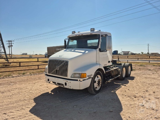 2000 VOLVO TRUCK VNM TANDEM AXLE DAY CAB TRUCK TRACTOR VIN: 4V4MD2RH1YN789496