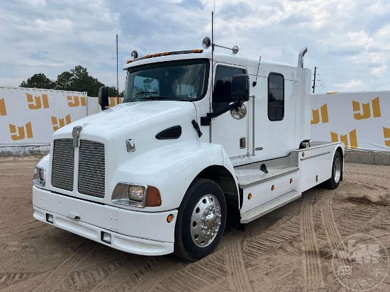 1998 KENWORTH T300 SINGLE AXLE CREW CAB FLATBED TRUCK VIN: 3NKMHD6X6WF758536
