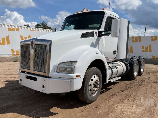 2016 KENWORTH T880 TANDEM AXLE DAY CAB TRUCK TRACTOR VIN: 1XKZD49X1GJ111720