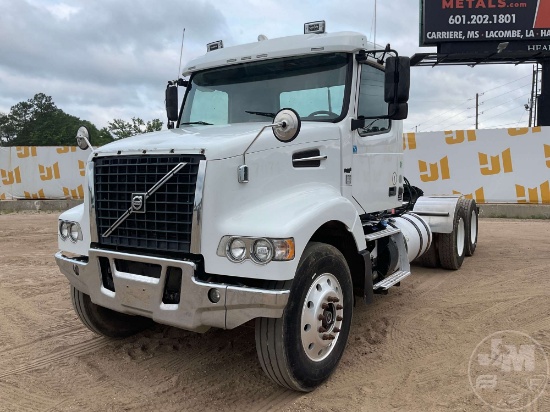 2016 VOLVO VHD TANDEM AXLE DAY CAB TRUCK TRACTOR VIN: 4V4KC9EJ0GN952486
