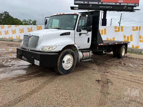 2011 INTERNATIONAL 4300 SINGLE AXLE REGULAR CAB FLATBED TRUCK VIN: 1HTMMAAM3BH283739