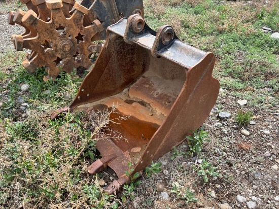 CAT 36 IN EXCAVATOR BUCKET