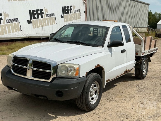2006 DODGE DAKOTA SINGLE AXLE EXTENDED CAB 4X4 FLATBED TRUCK VIN: 1D7HW22K06S637775
