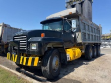 1996 MACK RD688S TRI-AXLE DUMP TRUCK VIN: 1M2P267C5TM027540