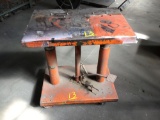 Hydraulic jack lift table