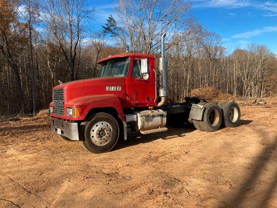 1998 Mack CH613 Truck. Showing 304,698 miles