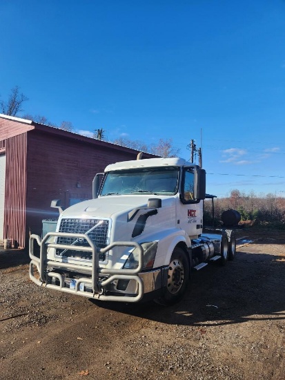 2014 Volvo VNL Semi Truck*