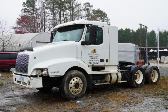 2002 Volvo VNL Truck*