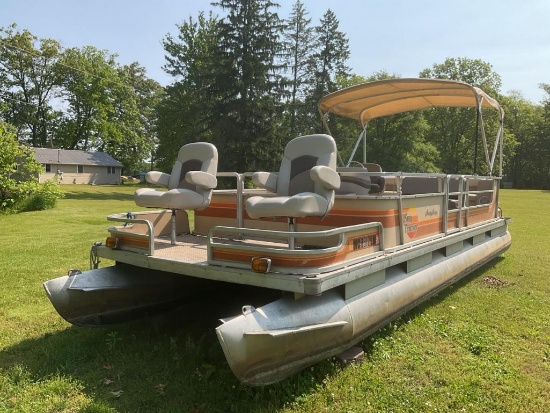 Sun Tracker Party Barge Pontoon Boat