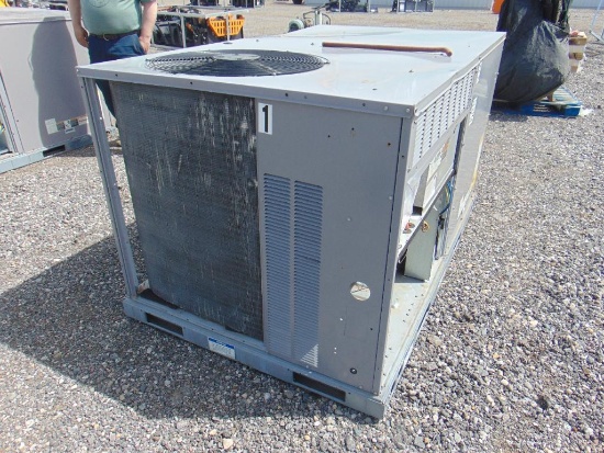 Carrier Commercial Rooftop AC Unit