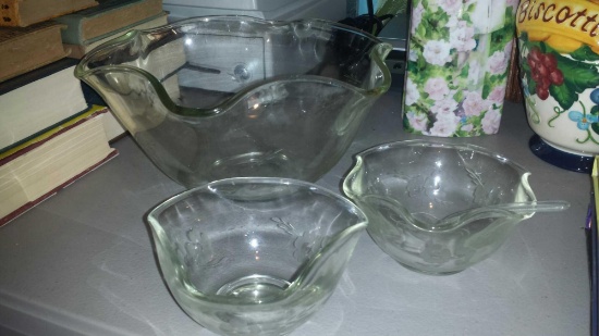 4 of 6 Piece Gourmet Salad Set, Indiana Glass Co. (1) 10 inch Bowl (2) 5 in bowls (1) spoon