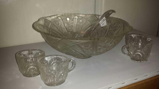 Smooth Glass Punch Bowl with Ridged Edges and 4 Punch Cups