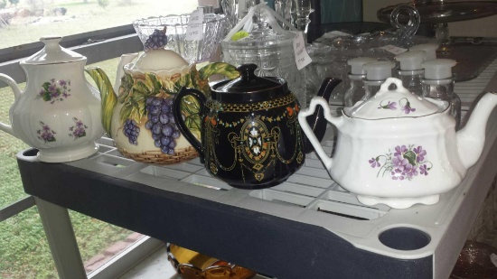 Lot of 4 darling teapots. Great for a collector!