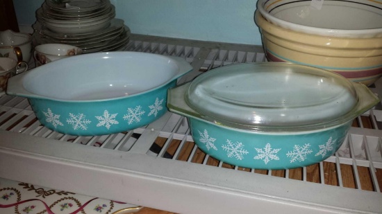 (2) Vintage 2.5 Qt Pyrex Rare Blue Snowflake Casserole Dishes, (2) Lids, one not pictured