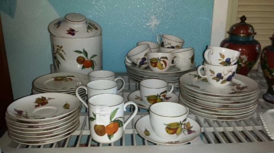 Very Nice 44 Pc, Evesham Gold (Porcelain) by...ROYAL WORCESTER