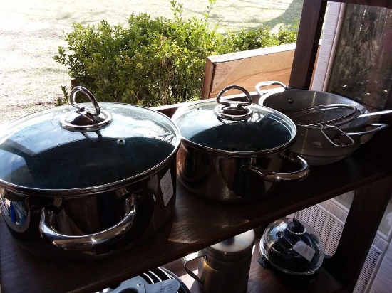 Kitchen Stove Top Pots and Lids With Sturdy Handles and A Set of Strainers