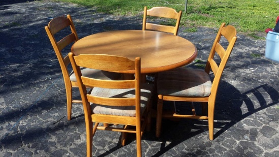 Beautiful, Bright, Kitchen table with 4 padded chairs