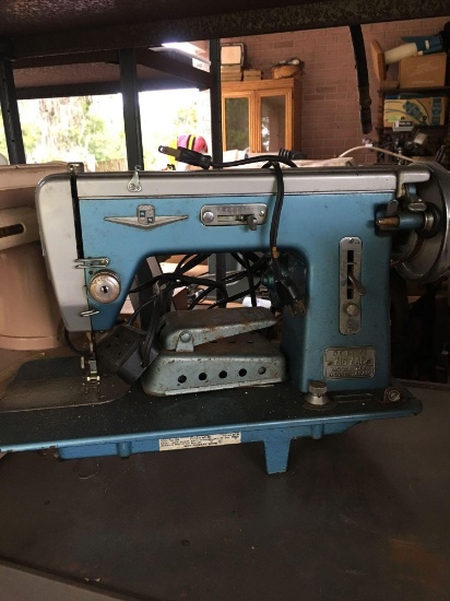 Vintage Deluxe Zig Zag model 788 sewing machine