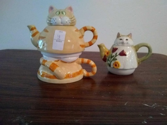 2 Cat tea pots 1 is Bella Casa