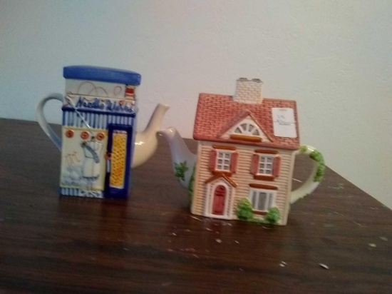 2 house style tea pots