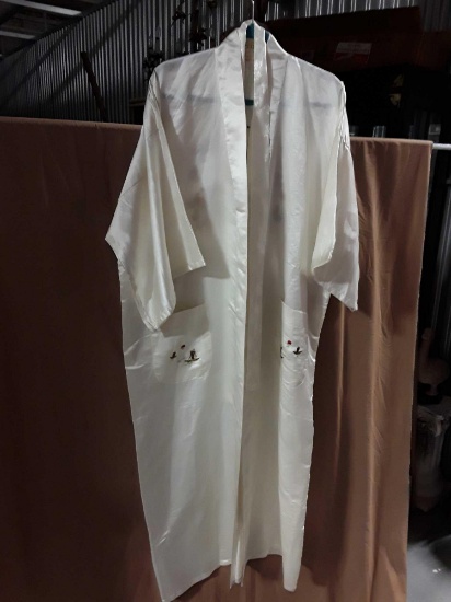 100% Pure Silk Kimono/Robe by Golden Dragon, White