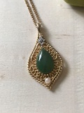 JADE PEARL PENDANT ON 18? GOLDTONE CHAIN in GIFT BOX