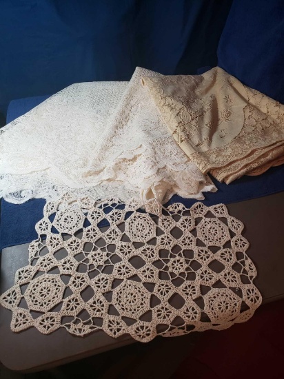 4 Vintage Linens, Delicate Lace