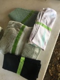 1 bath towel, 1 hand towel, 4 linen napkins, 4 placemats