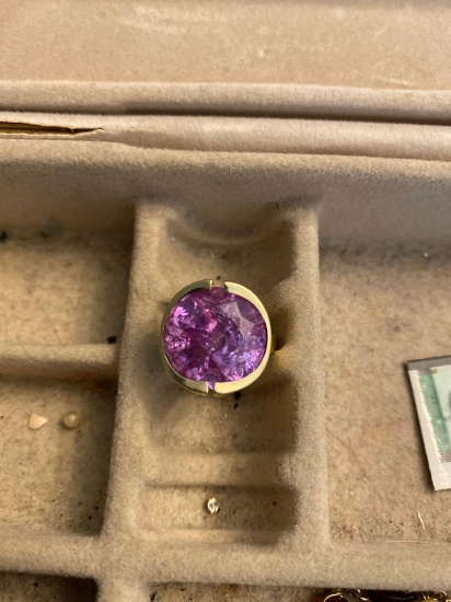 Heavy 585 yellow Gold Ring with purple center stone