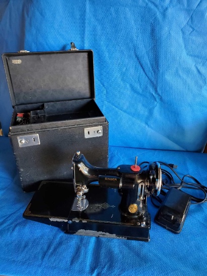 Vintage Singer Feather Weight Sewing machine, in box