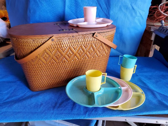 Nice Vintage Large picnic basket with matching plate set
