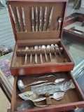 Lovely COMMUNITY vintage flatware 8 Place Setting, in Wooden storage bpx