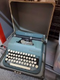 Vintage UNDERWOOD Leader Typewriter In hefty carry box