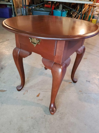Nice BROYHILL oval side table with drawer