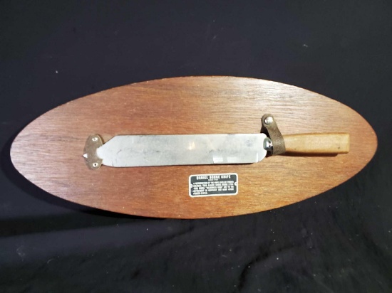 Daniel Boone CARVEL HALL knife, plaque holder, reproduction
