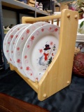 WOODEN DOWEL PEG COUNTERTOP (8) PLATE HOLDER WITH EIGHT SNOWMAN PLATES, STONEWARE