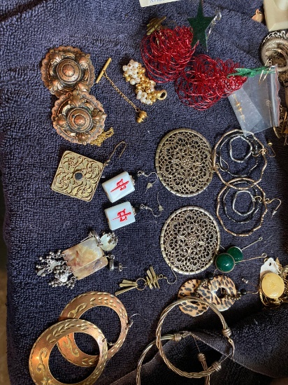 Large lot of nice earrings in Small lidded chest