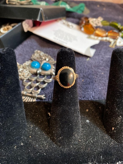 Beautiful ornate 14k gold ring with black onyx center stone