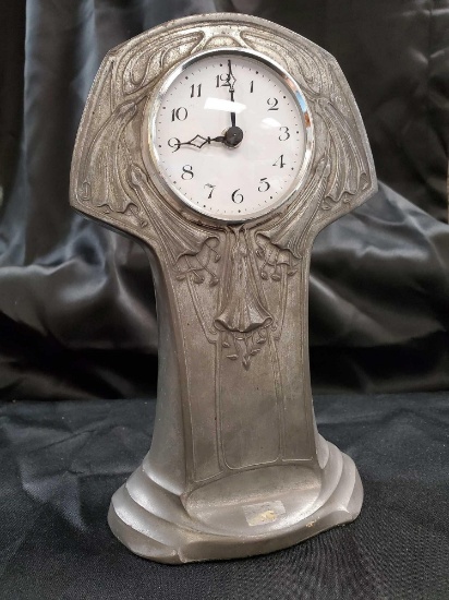 Stylish Art Nouveau style model mantel clock with key