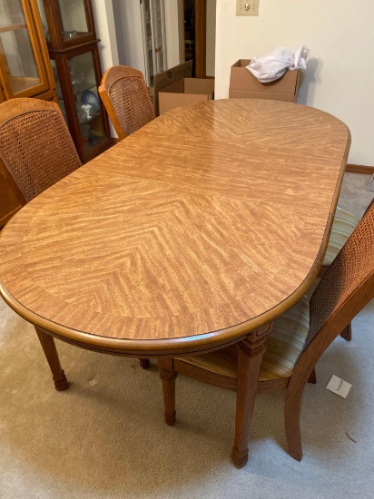 Broyhill Dining Set Table and 6 Chairs