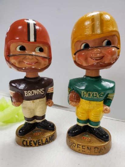 PAIR OF VINTAGE SPORTS SPECIALTIES GREEN BAY PACKERS AND CLEVELAND BROWNS BOBBLEHEADS