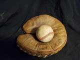 Vibatge CHILDS catchers mitt with baseball