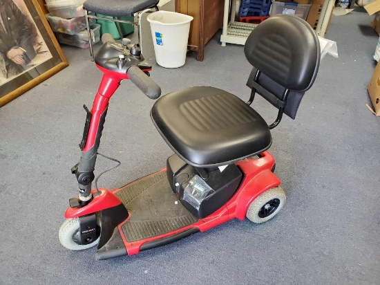 PRIDE MOBILITY Go-Go Ultra scooter with manual