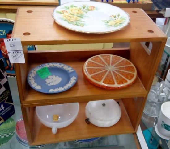 WOODEN SHELF WITH CONTENTS INCLUDING WEDGEWOOD, GENUINE ALABASTER LIDDED, RETRO ORANGE SLICE TRIVET